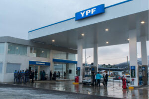 YPF marca récord histórico: supera el 60 % del mercado de combustibles en Argentina