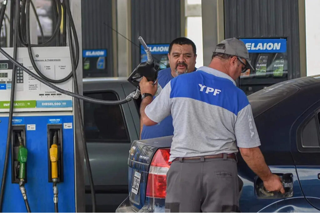 Argentina tiene la nafta sin impuestos más barata de toda la región